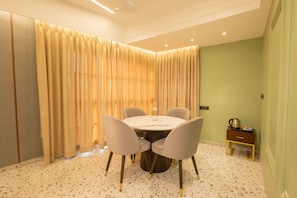 Luxury Room, City View | In-room dining - Parsons Court (Thindukkal)