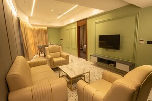 Luxury Room, City View | Living area