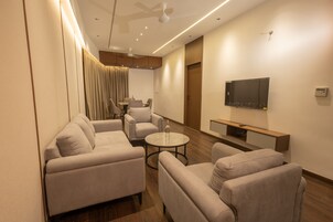 Habitación de lujo | Zona de estar | Una televisión de pantalla plana