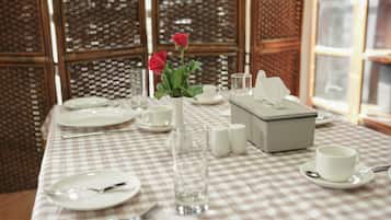 Café da manhã com pratos da culinária local grátis todos os dias