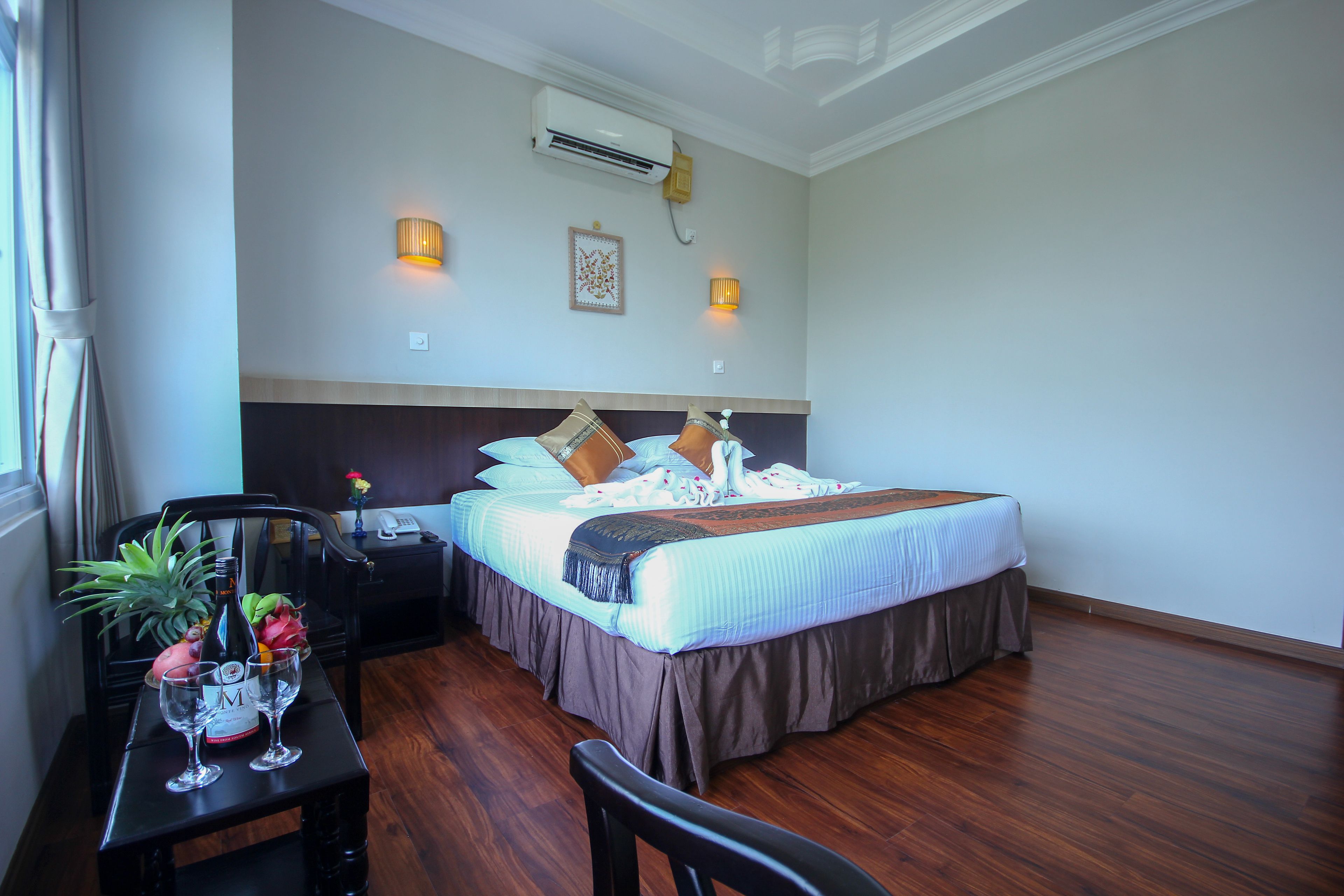 deluxe double room, 1 double bed | minibar, in-room safe, desk, blackout curtains