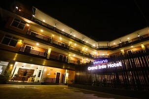Fachada de la propiedad por la tarde o noche