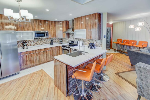 Microwave, oven, dishwasher, coffee/tea maker