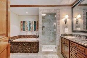 Condo, 2 chambres | Salle de bain | Séchoir à cheveux, serviettes fournies
