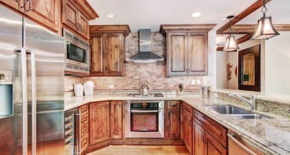 Exclusive 2BR Ritz-Carlton w Mountain Rustic Décor by RedAwning - Save 20% on 7+ Nights!