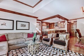 Condo, 2 chambres | Salle de séjour | Téléviseur à écran plat, foyer, console de jeux vidéo, lecteur de DVD