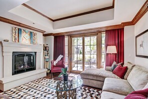 Condo, 2 chambres | Salle de séjour | Téléviseur à écran plat, foyer, console de jeux vidéo, lecteur de DVD