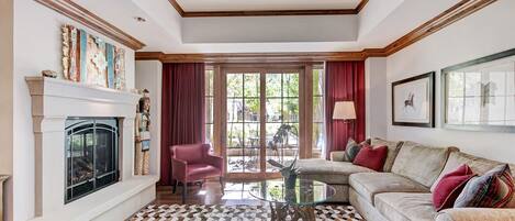 Condo, 2 habitaciones | Sala de estar | Televisión de pantalla plana, chimenea y consola de videojuegos