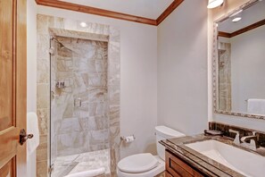 Apartamento, 2 habitaciones | Baño | Secador de pelo y toallas