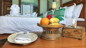 Quarto real, sacada | Frigobar, cofres nos quartos, escrivaninha, cortinas blackout