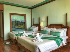 Minibar, Zimmersafe, Schreibtisch, Verdunkelungsvorhänge