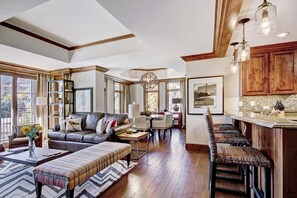 콘도, 침실 2개 | 거실 공간 | 평면 TV, 벽난로, 비디오 게임기, DVD 플레이어