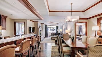 Condo, 2 Bedrooms | Dining
