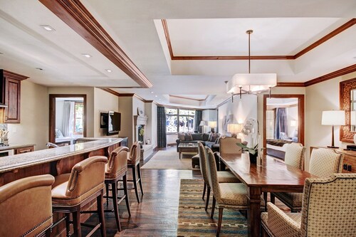 Luxe 2BR+Den Ritz-Carlton Residence Quiet Location by RedAwning