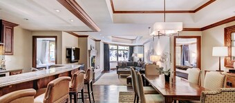 Luxe 2BR+Den Ritz-Carlton Residence Quiet Location by RedAwning