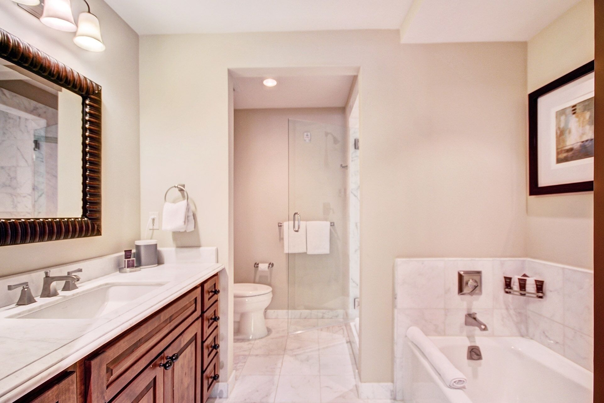 Un baño moderno con tocador, inodoro y bañera.