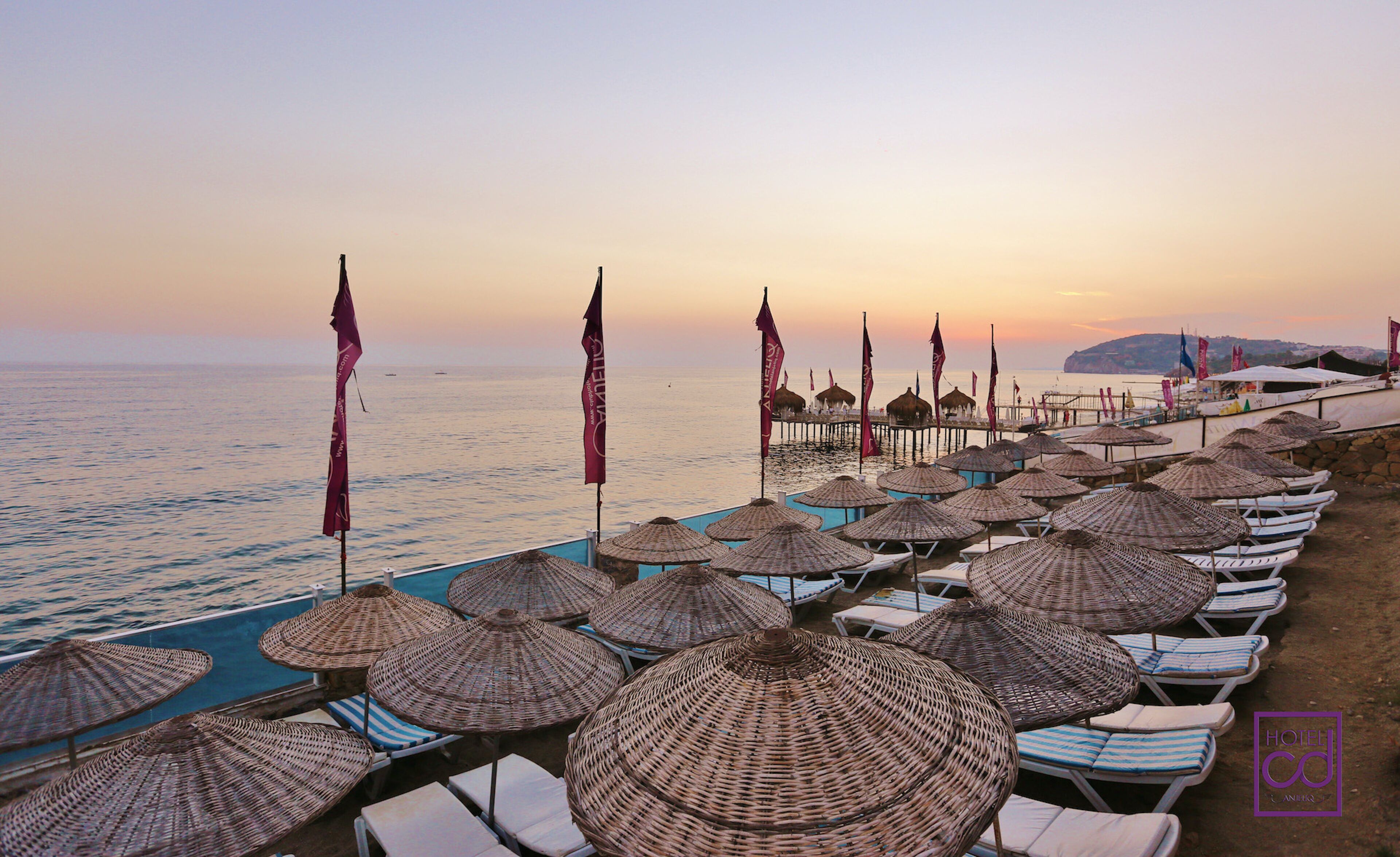 In Strandnähe, Liegestühle, Sonnenschirme