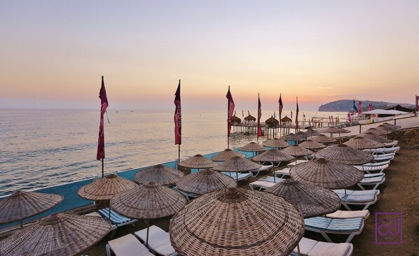 In Strandnähe, Liegestühle, Sonnenschirme