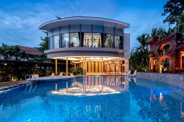 3 outdoor pools, sun loungers