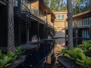 Habour Pool Access Room | Minibar, caja fuerte, escritorio y cortinas opacas