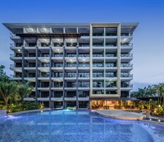 3 açık yüzme havuzu, şezlonglar 