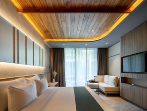 Habour Pool Access Room | Minibar, brankas, meja kerja, dan tirai kedap cahaya