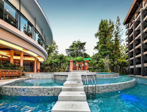 3 outdoor pools, pool loungers