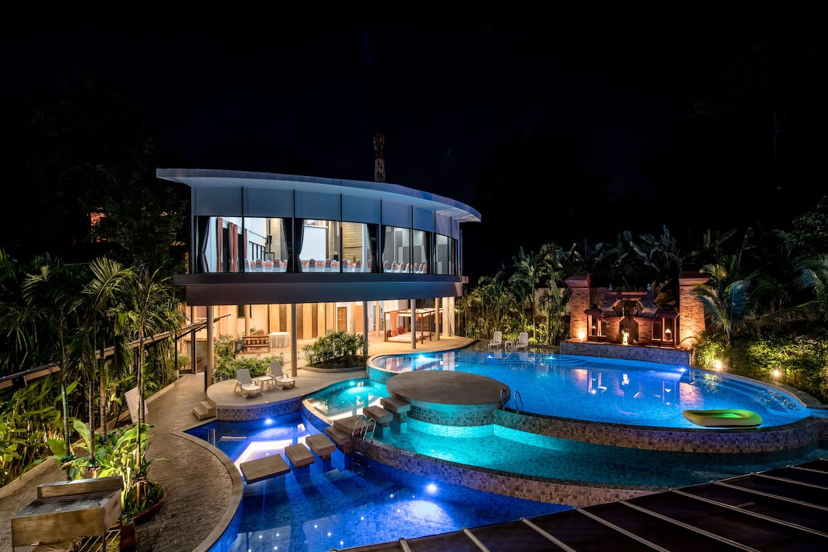 3 outdoor pools, pool loungers