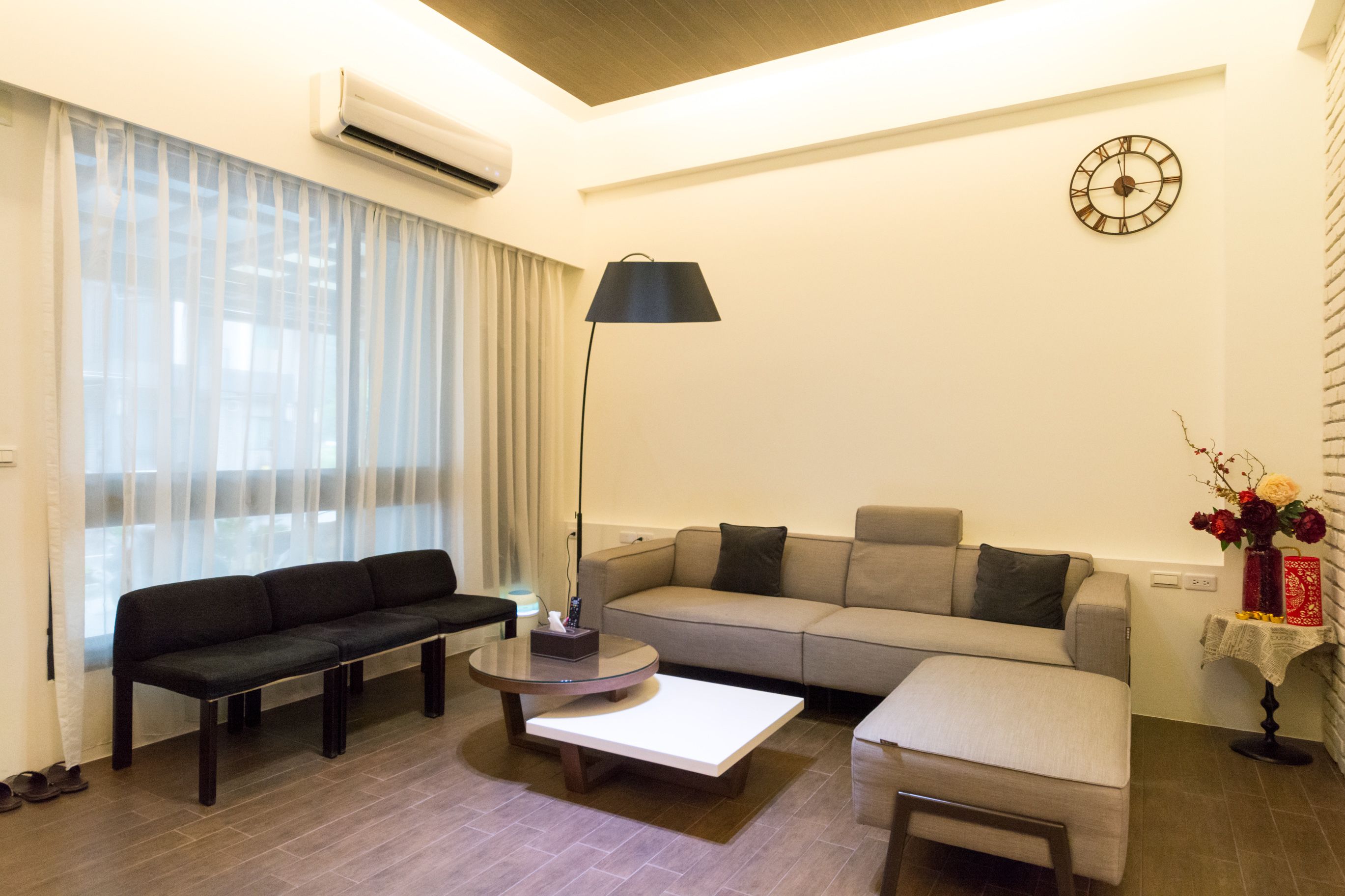 Una sala de estar moderna con un sofá, una mesa de centro y una lámpara.
