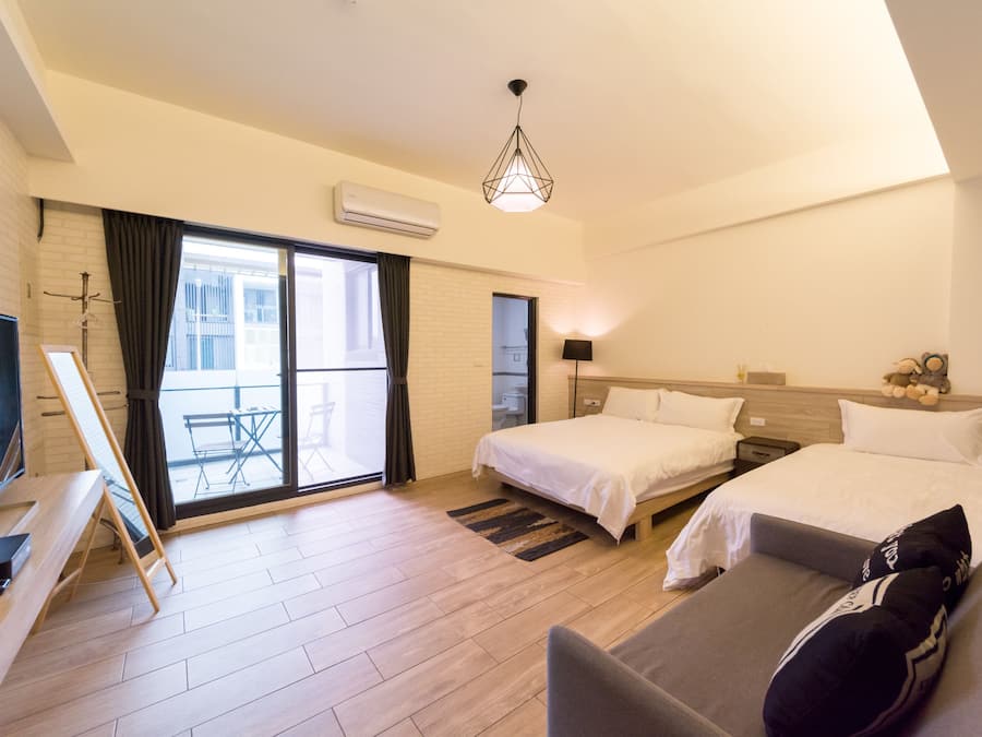 Escritorio, cortinas blackout, sistema de insonorización y wifi gratis