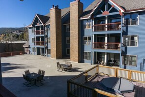 Studio | Bahagian luar