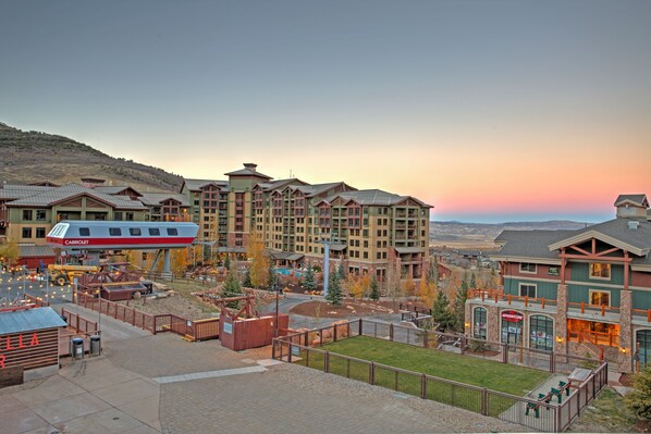 A hotel with multiple buildings, a Ferris wheel, and a view of the surrounding landscape.