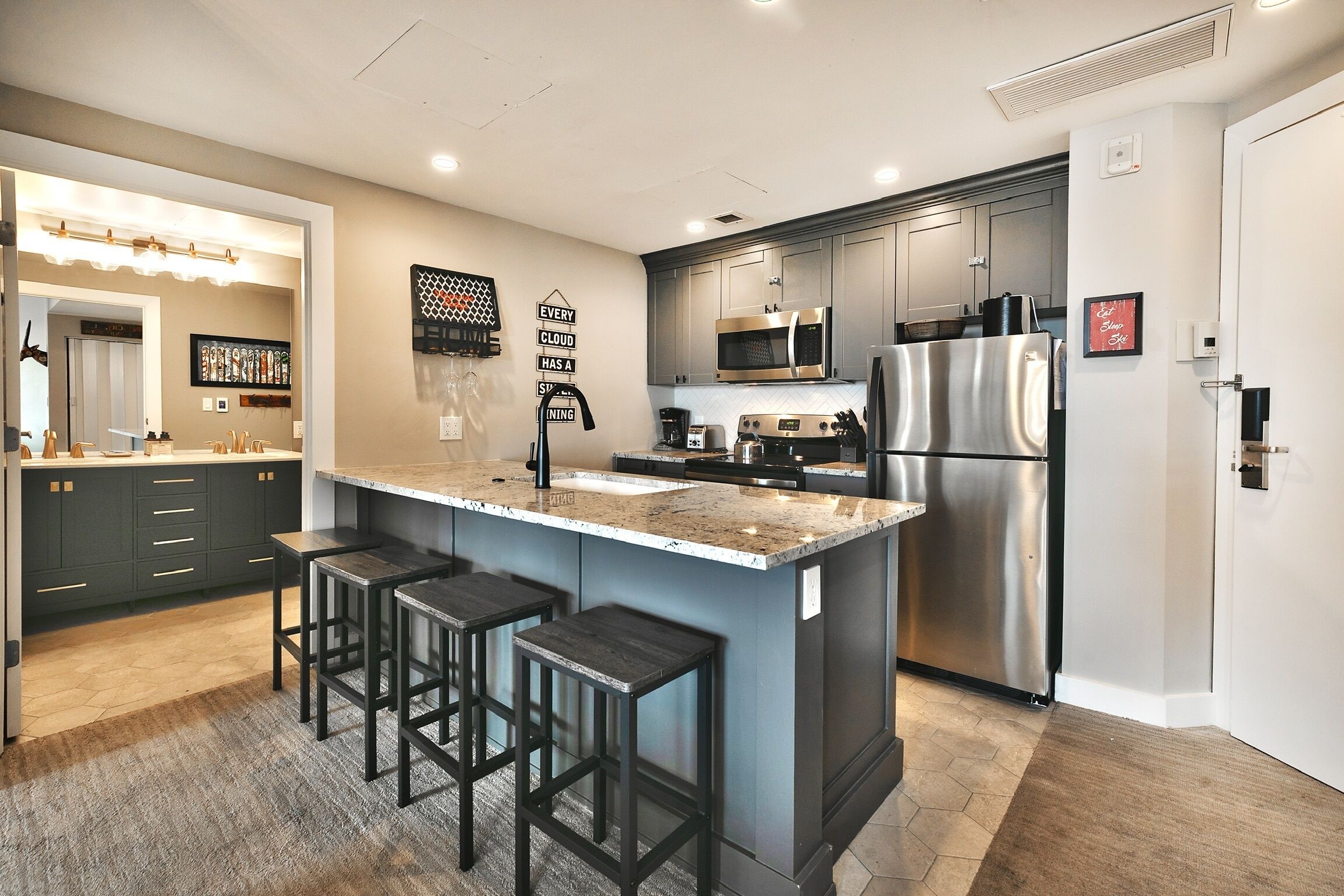 Bloc d'apartaments, 2 dormitoris | Cuina privada | Frigorífic gran, microones, forn i placa de cuina 