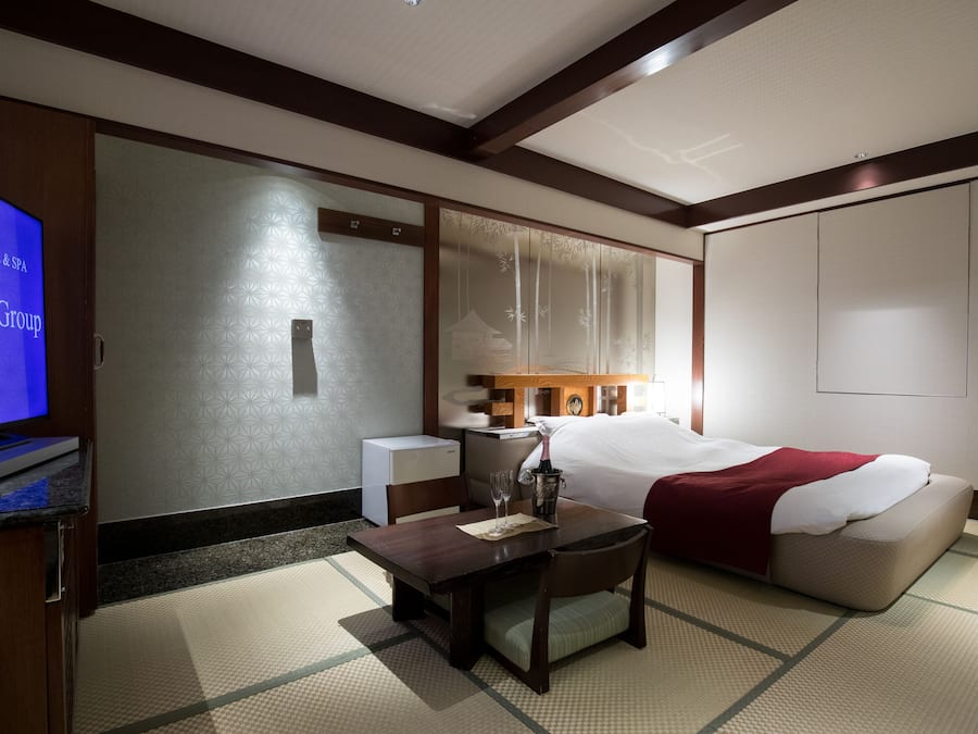 Down comforters, minibar (some free items), in-room safe, desk