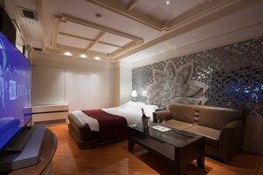 Edredons de pluma, frigobar (abastecido com alguns itens grátis)