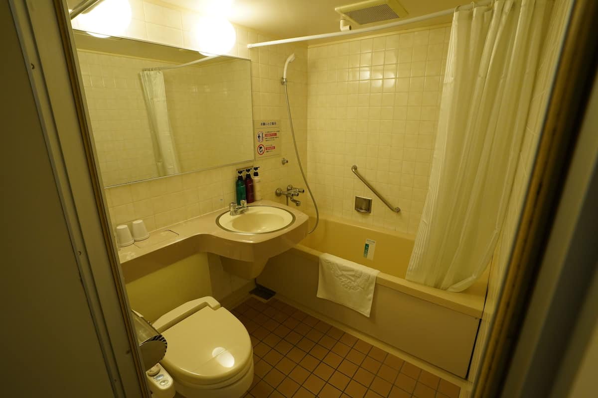 Salle de bain | Ensemble douche/baignoire, articles de toilette gratuits, sĂšche-cheveux