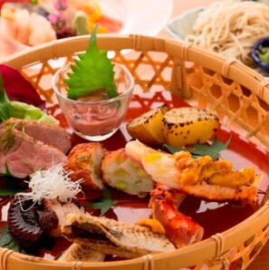 Un assortiment de fruits de mer et de légumes dans un panier.