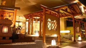 Il s’agit d’un bâtiment japonais traditionnel, doté d’une structure en bois et d’une base en pierre, agrémenté d’une lanterne et d’une enseigne avec des caractères japonais.