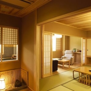 In-room safe, desk, bed sheets