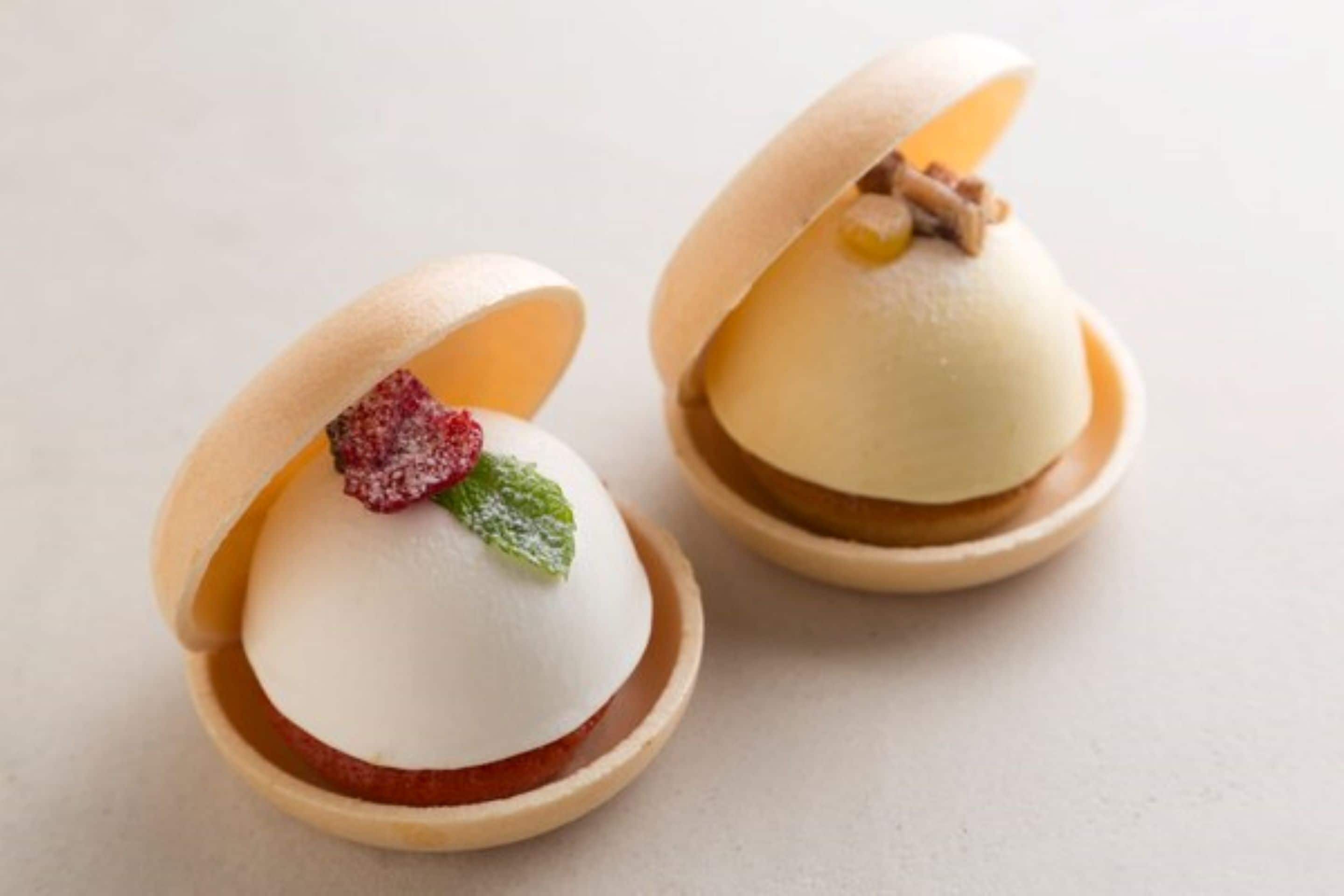 Deux desserts servis dans des petits bols en bois.