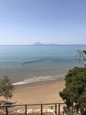On the beach, sun-loungers - Fournia Village (Andravida-Kyllini)
