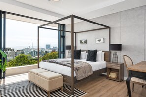 3 chambres, coffres-forts dans les chambres, bureau