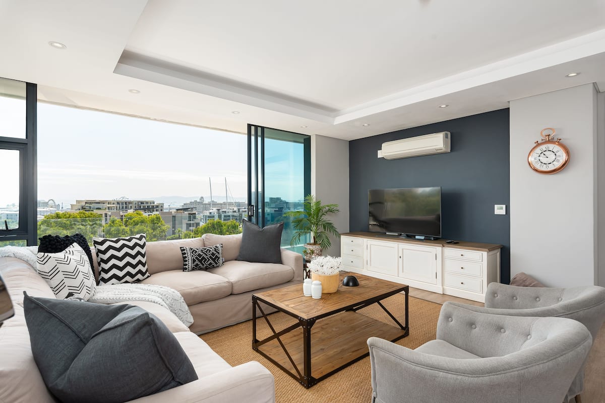 Luxury-Apartment, 3 Schlafzimmer, Stadtblick | Wohnbereich | Flachbildfernseher