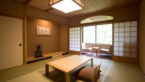 A traditional Japanese room with tatami flooring, a low table, and shoji screens. - Kuriyasuizan (Sapporo)