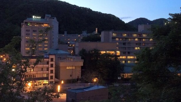 A multi-story hotel with a flat roof and a sign indicating it is a hotel.