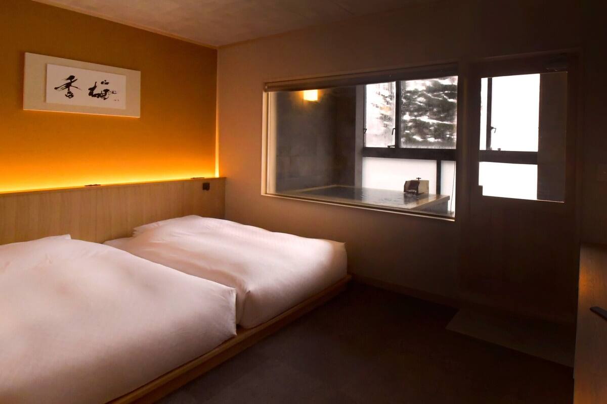 Safe på rommet, skrivebord, wi-fi (inkludert) og sengetøy