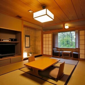 Safe på rommet, skrivebord, wi-fi (inkludert) og sengetøy