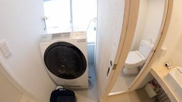 家庭公寓 | 浴室 | 淋浴設備、免費梳洗用品、風筒、拖鞋