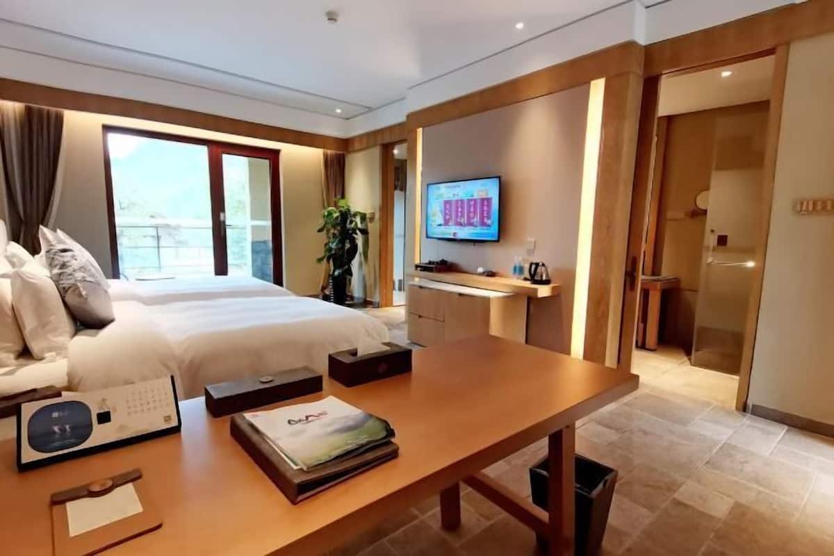 Minibar, in-room safe, desk, laptop workspace