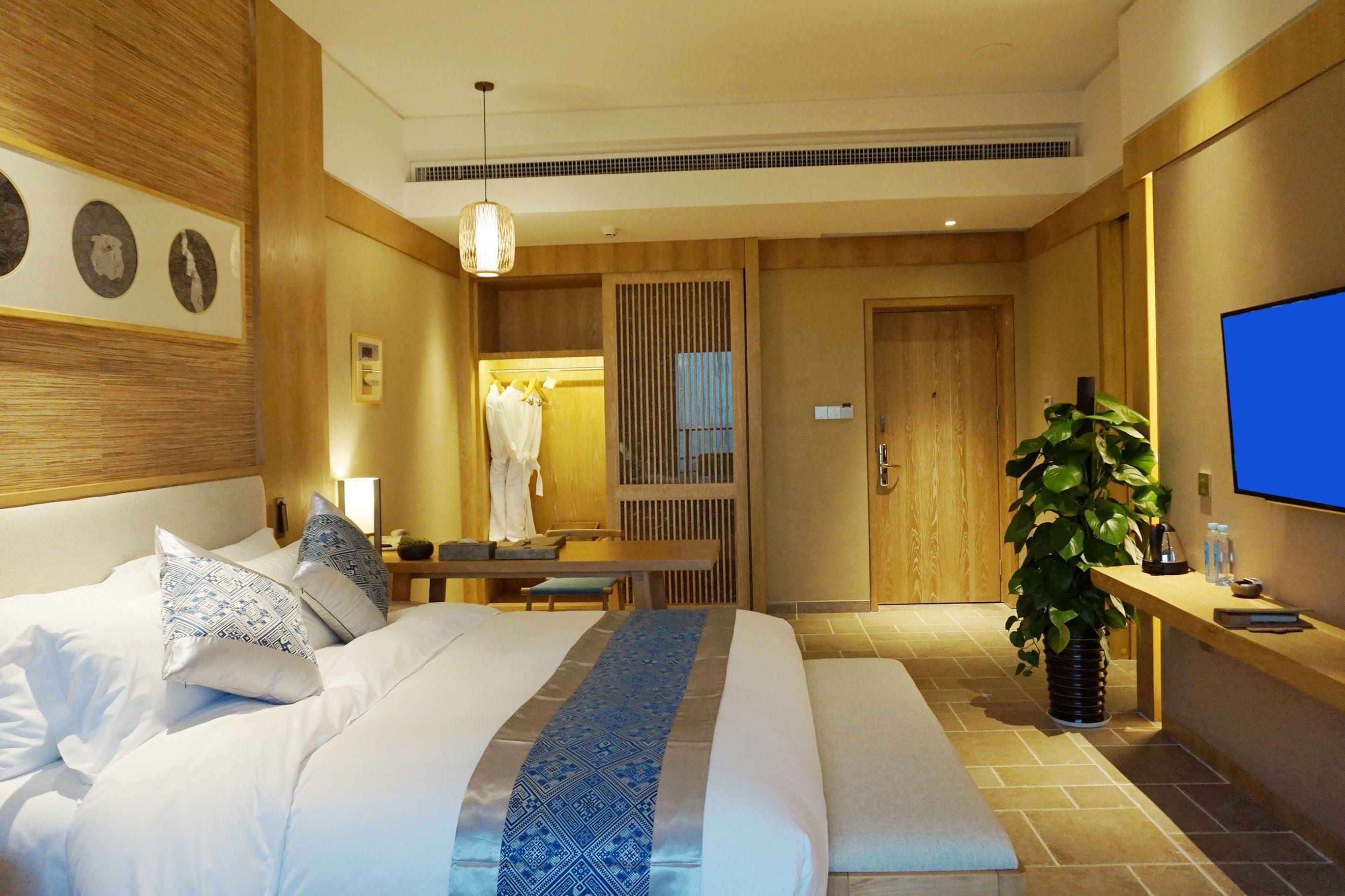 Minibar, coffres-forts dans les chambres, bureau